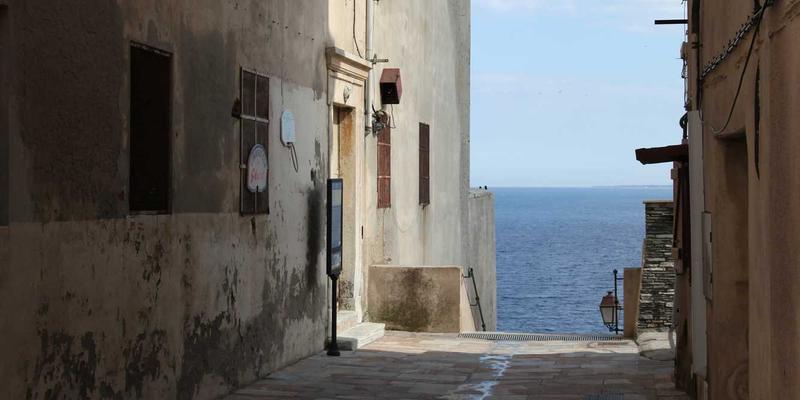 房车与大型旅居车辆故障怎么办？专业道路救援与拖车方案全解析