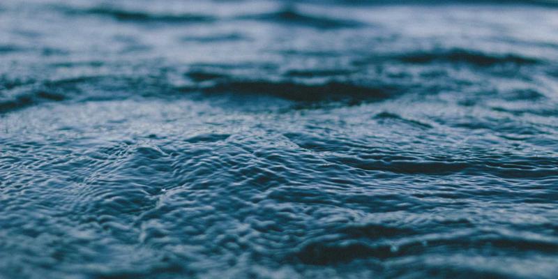 新能源汽车半路没电怎么办？专业拖车与移动充电救援服务深度对比