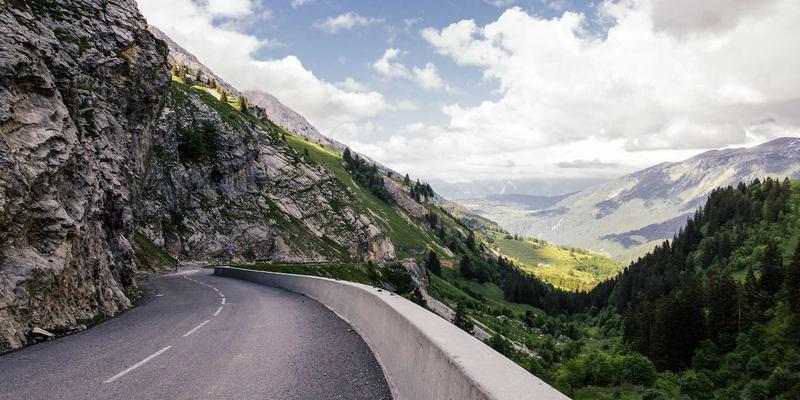 越野车脱困救援与专业拖车方案：复杂地形处理完全指南