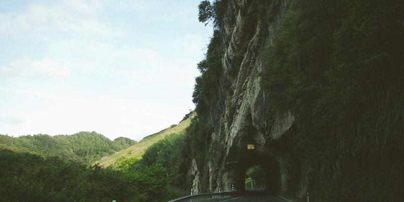 车辆故障与事故拖车服务全解析：专业汽车救援的43个关键要点