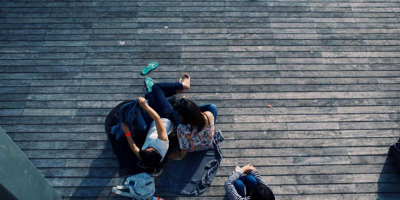 道路救援指南：大型货车半轴断裂或货物倾斜，如何选择专业拖车设备与服务？