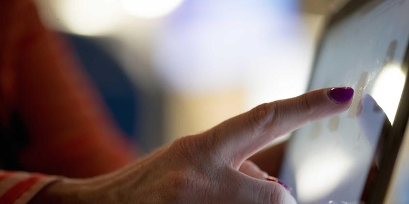 雨季涉水车辆紧急救援指南：专业拖车服务前的关键检查与二次伤害预防