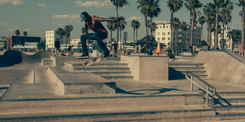 高速公路爆胎或故障怎么办？道路救援与事故拖车标准操作全指南